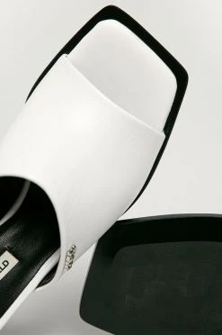 Γυναικεία Σαγιονάρες Karl Lagerfeld - Δερμάτινες παντόφλες λευκό -Karl Lagerfeld Κατάστημα unnamed file 1706