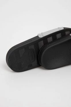 Γυναικεία Σαγιονάρες Παντόφλες Karl Lagerfeld χρώμα: ασημί -Karl Lagerfeld Κατάστημα unnamed file 2216